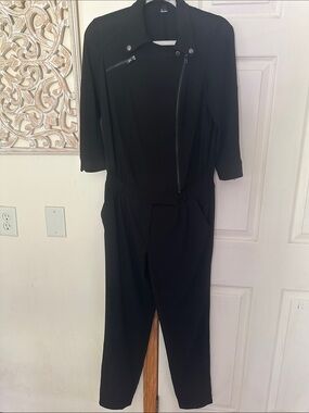 Guess Riley Moto jet black 3/4 sleeves jumpsuit with multiple pockets. Size 6 .